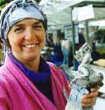 Ilja wint met de Dolfijndoos de eerste prijs op de thematentoonstelling op het keramiekfestival in Gent